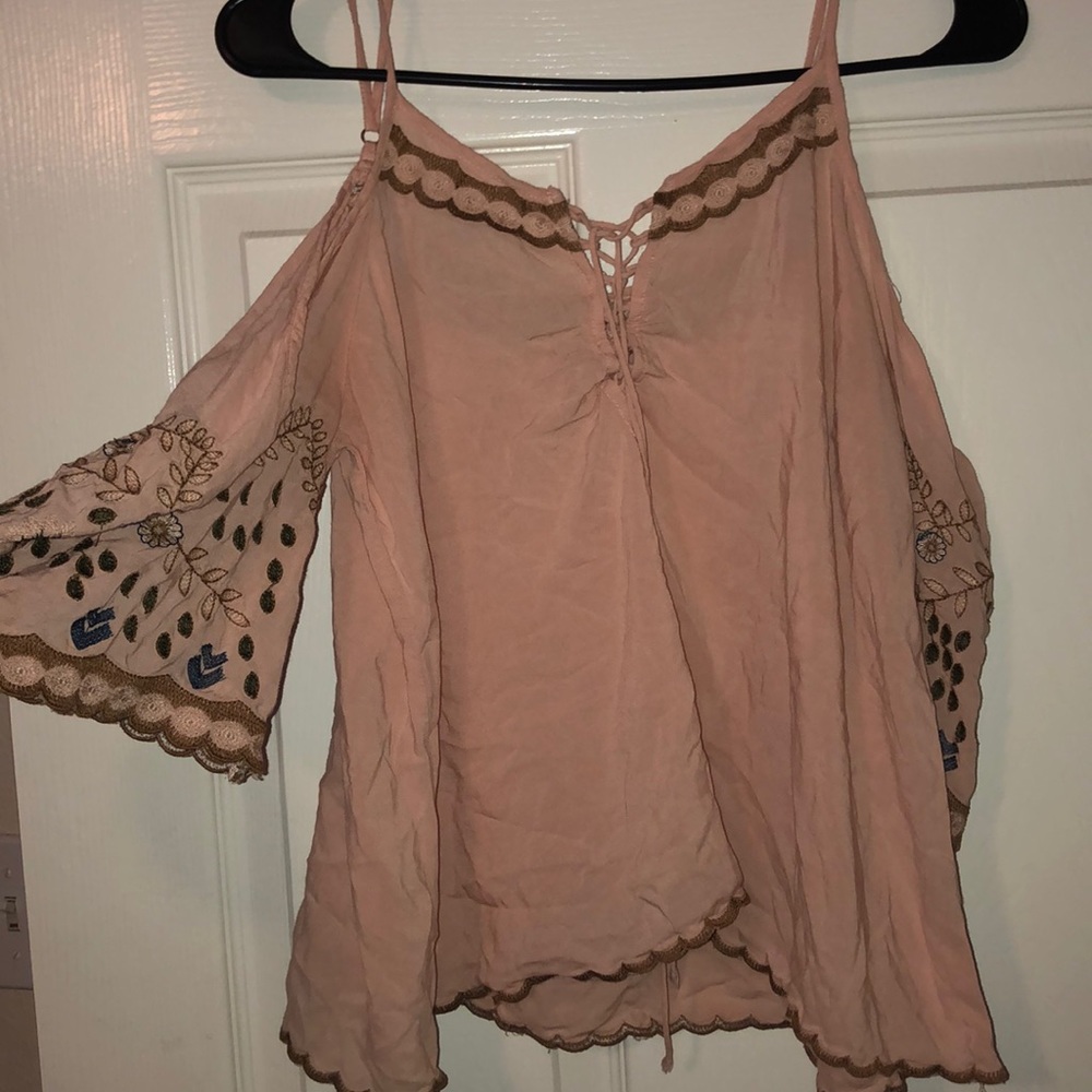 Gimmicks by BKE Cold shoulder top